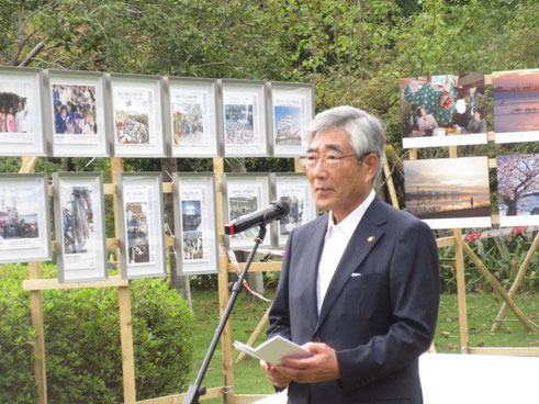 楊府山公園での石巻市写真展開幕で挨拶する亀山市長。